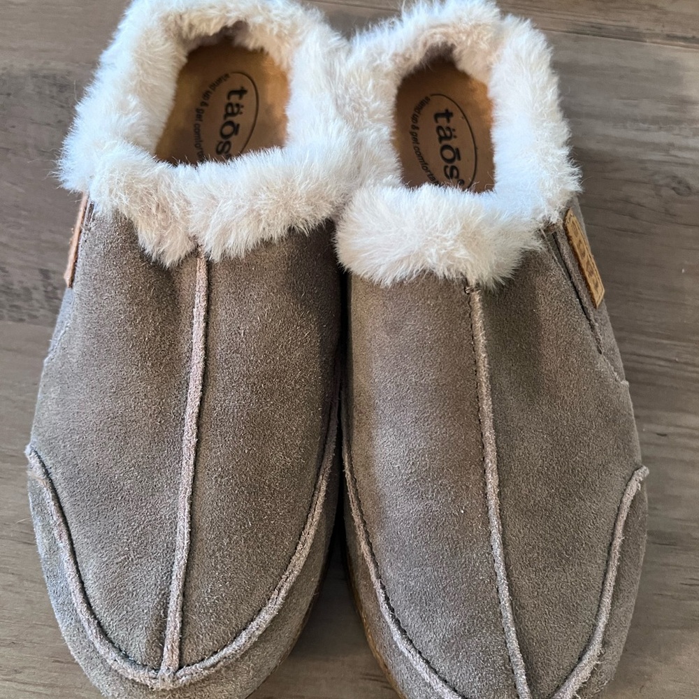Taos Footwear Gray Moccasins with Cream Fur Lining